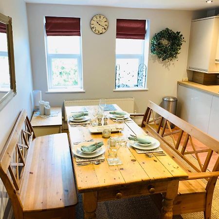 Spacious 2 Bed Apartment With Off Street Parking Bath Exterior photo