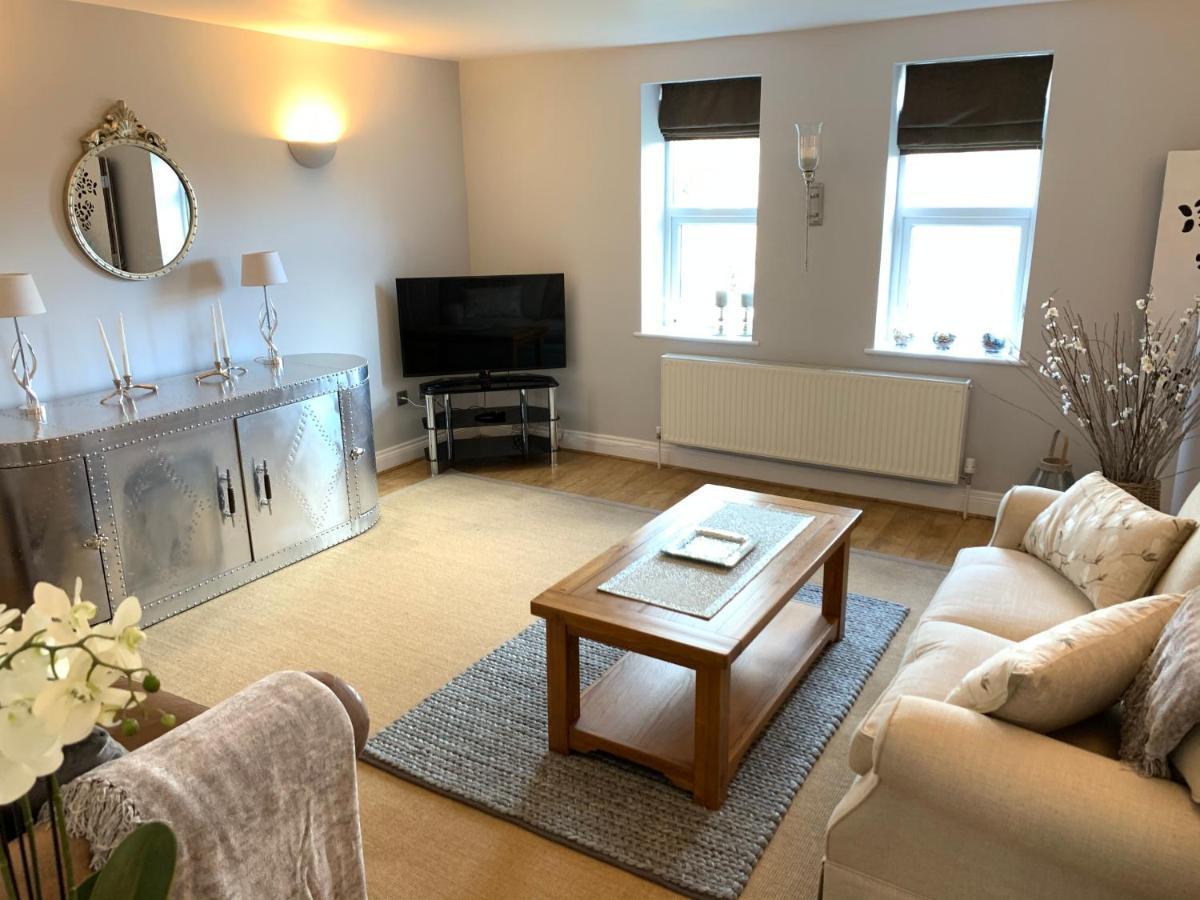 Spacious 2 Bed Apartment With Off Street Parking Bath Exterior photo